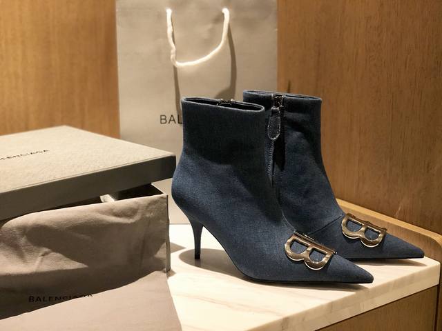 牛仔布系列 Balencia*** 绝对的时装周最佳单品 牛仔布系列 非常时尚适合搭配休闲风格搭配 两个跟度现货发售 矮跟4.5Cm 中跟8Cm 鞋头的尖头弧度